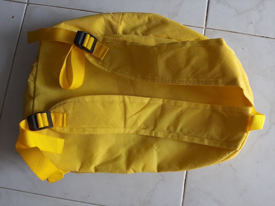 Mochila preta Metallica  outra como nova