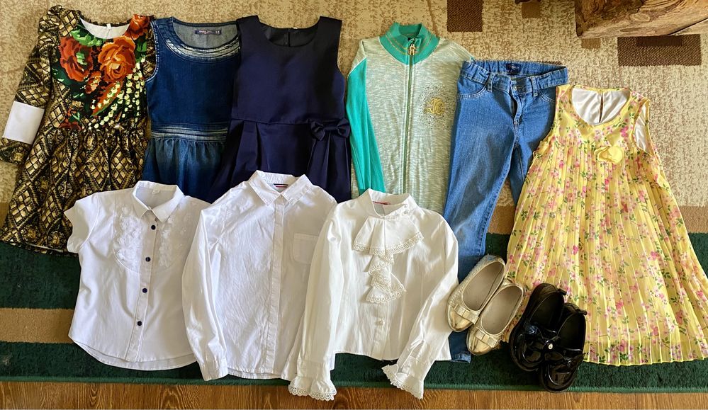 Одяг на дівчинку 116-122 шкільний одяг туфлі джинси сорочки сарафани