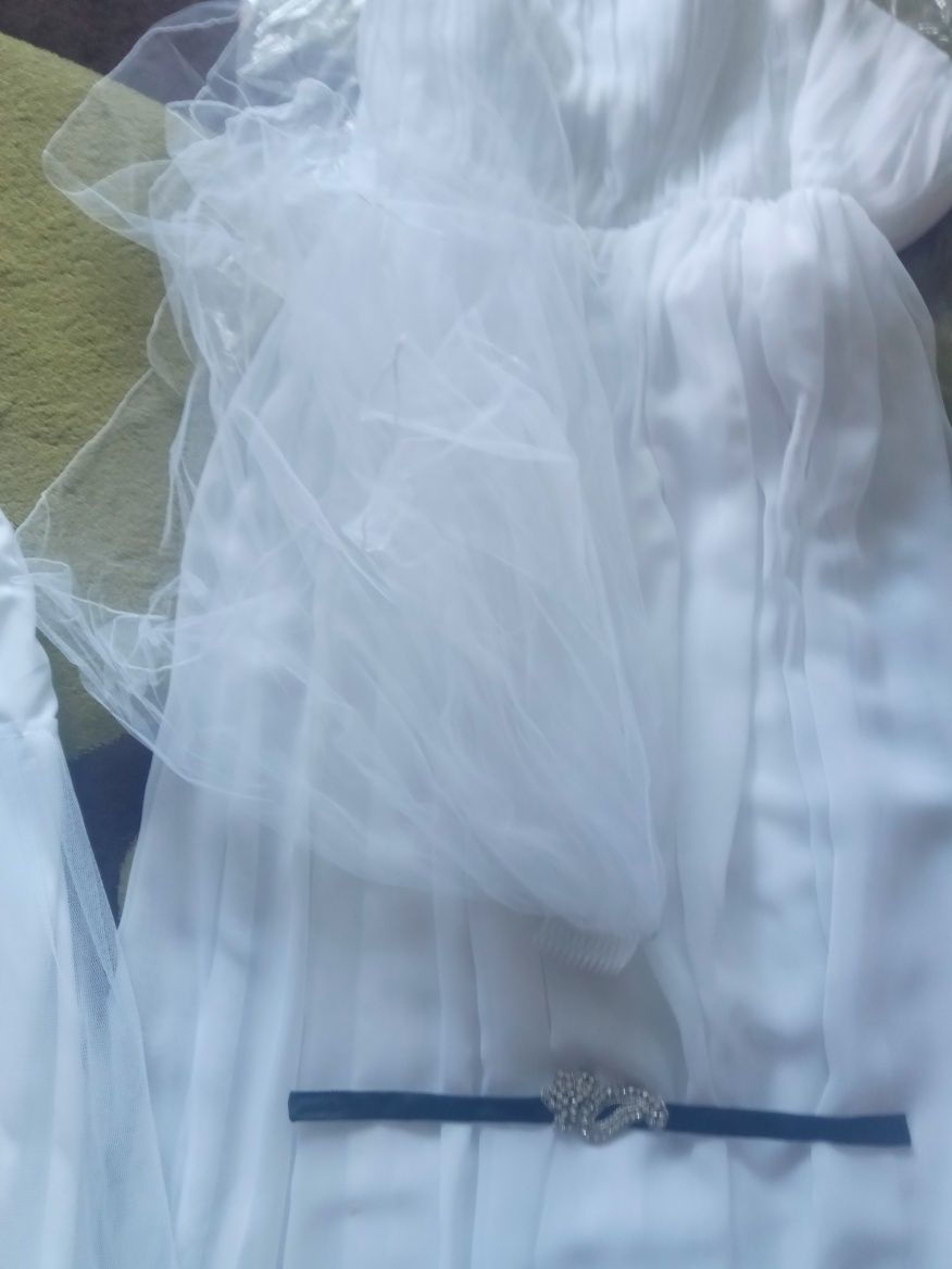 Biała suknia ślubna z akcesoriami
