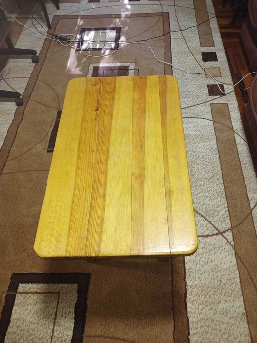 Стол и два стула для отдыха