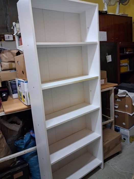 Biały regał stabilny