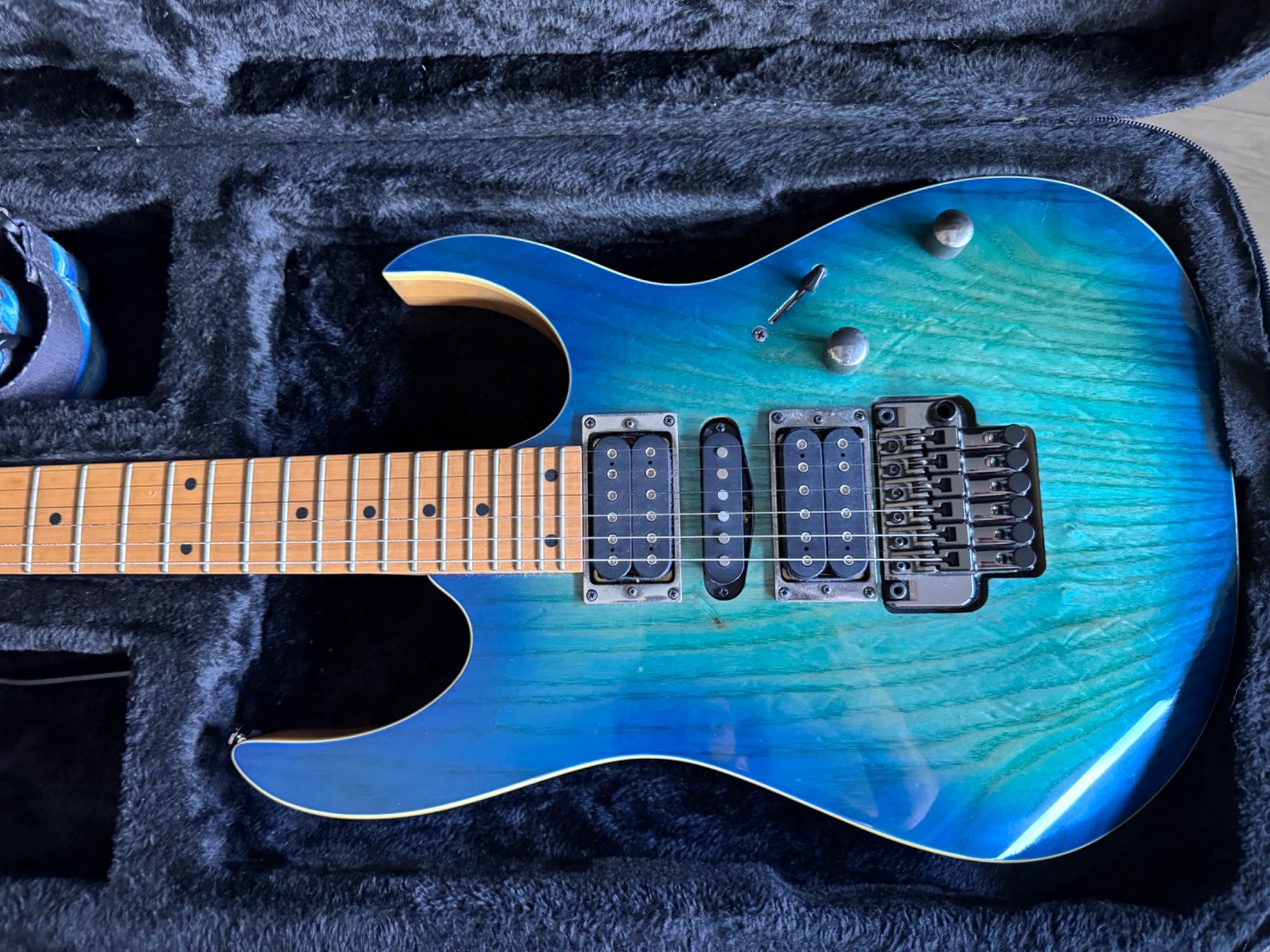 Guitarra Ibanez nova com caixa