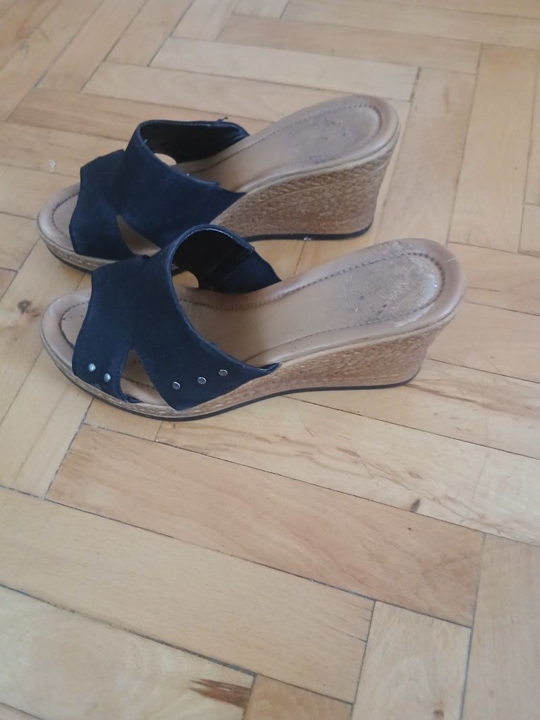 Klapki na saneczkowym obczasiku 8 cm 40