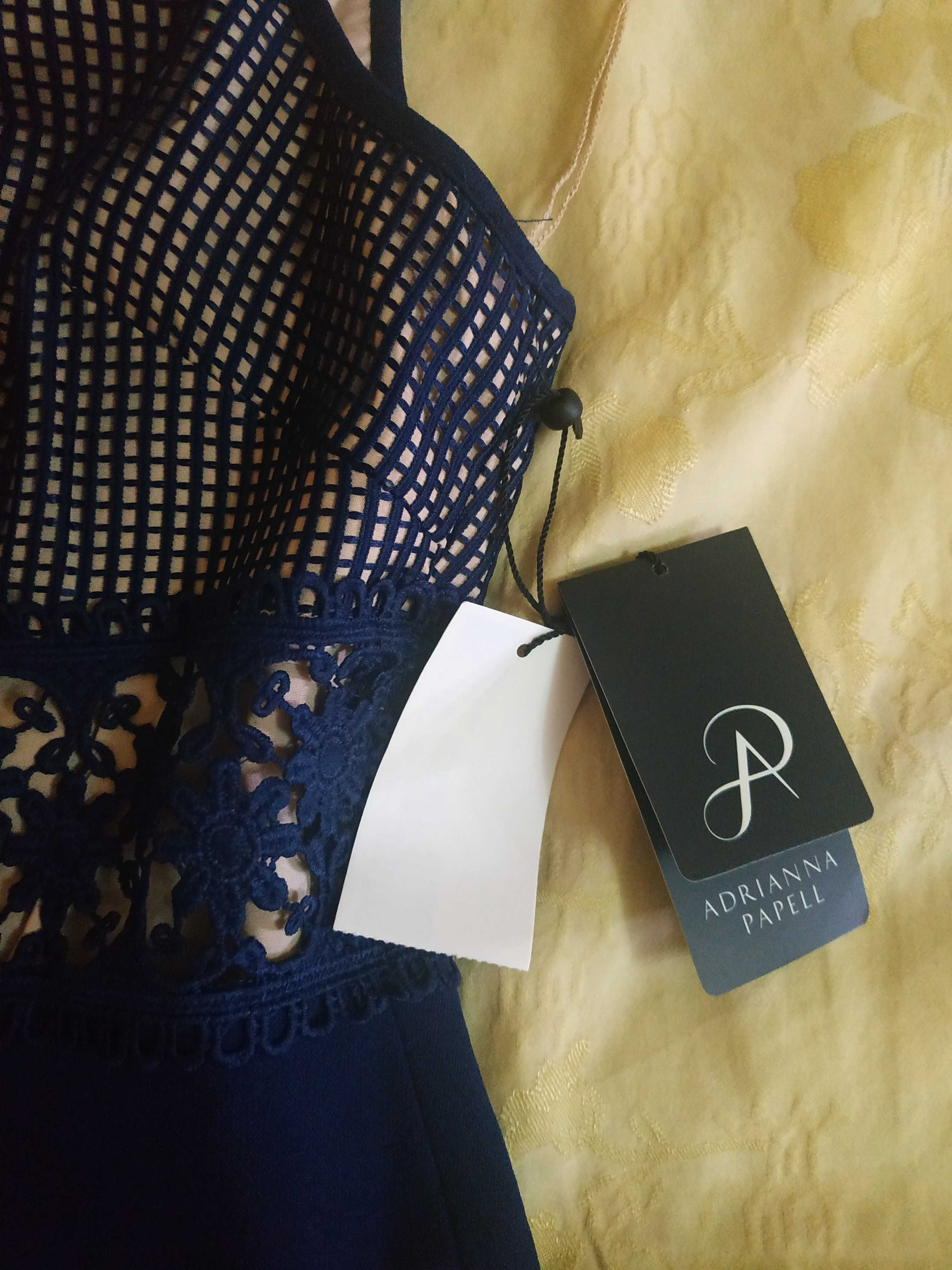 Нарядное брендовое синее с кружевом платье-футляр