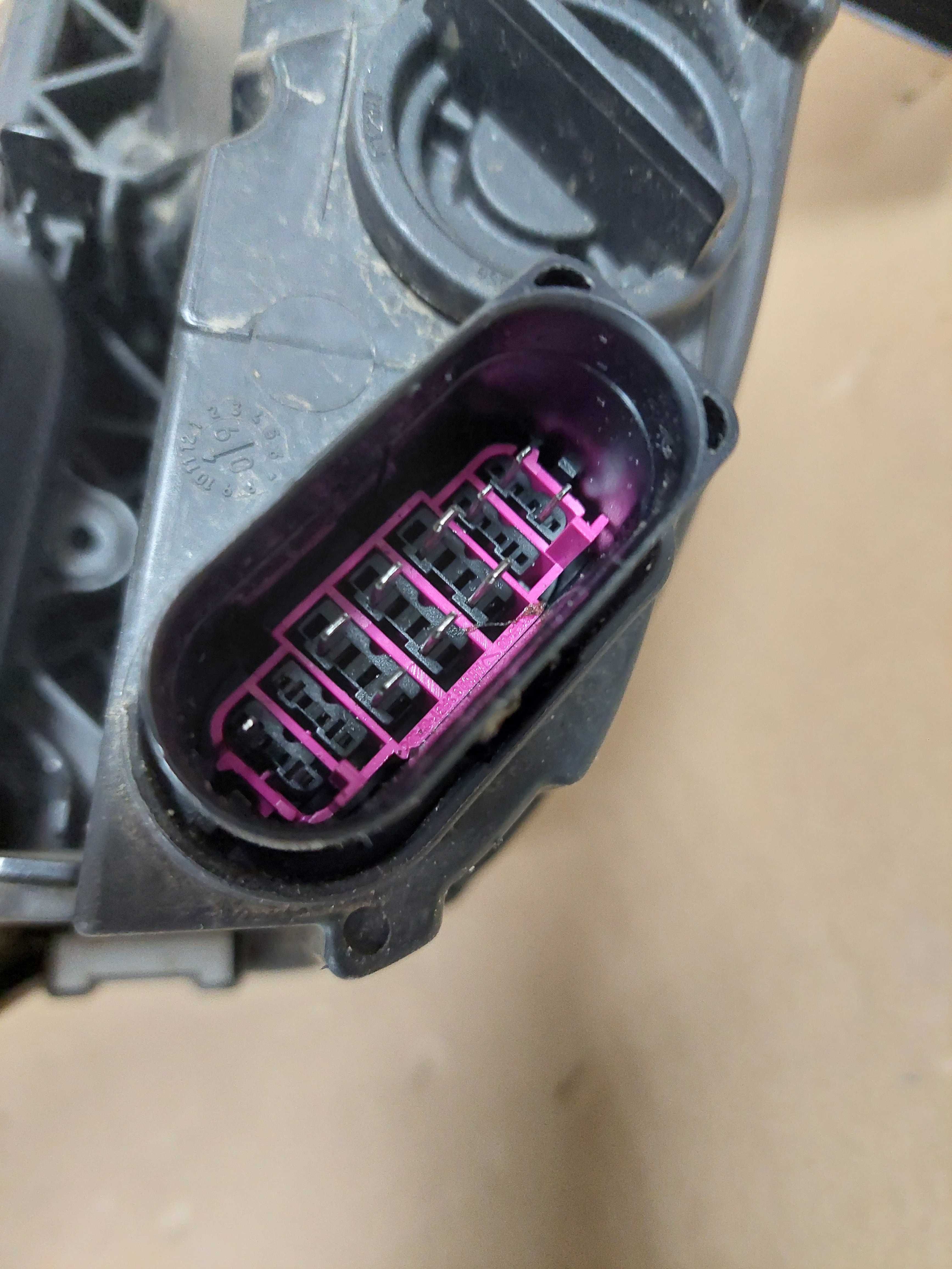 Octavia 2 II LIFT 08-12r lampa przód Bi Xenon skrętny lewa KPL EU BDB