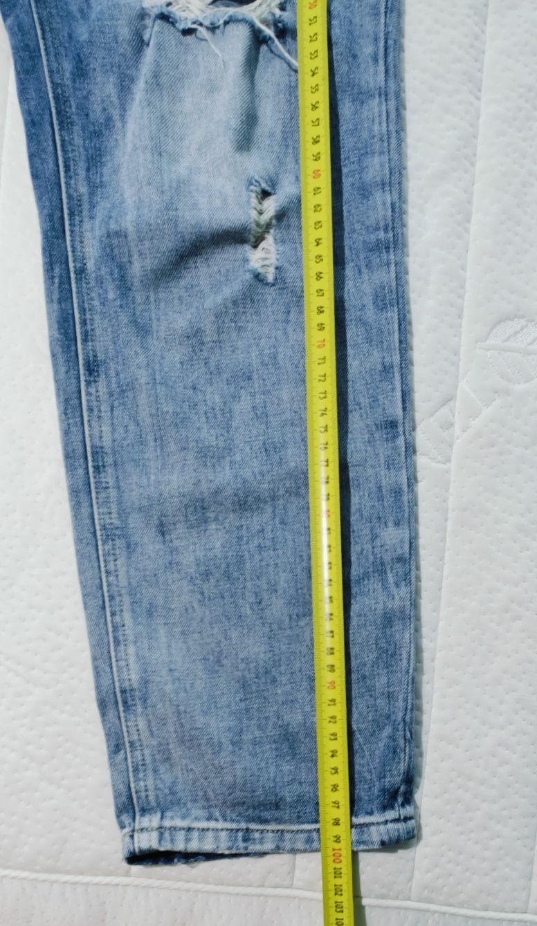 Damskie dżinsy straight jeans z dziurami i przetarciami
