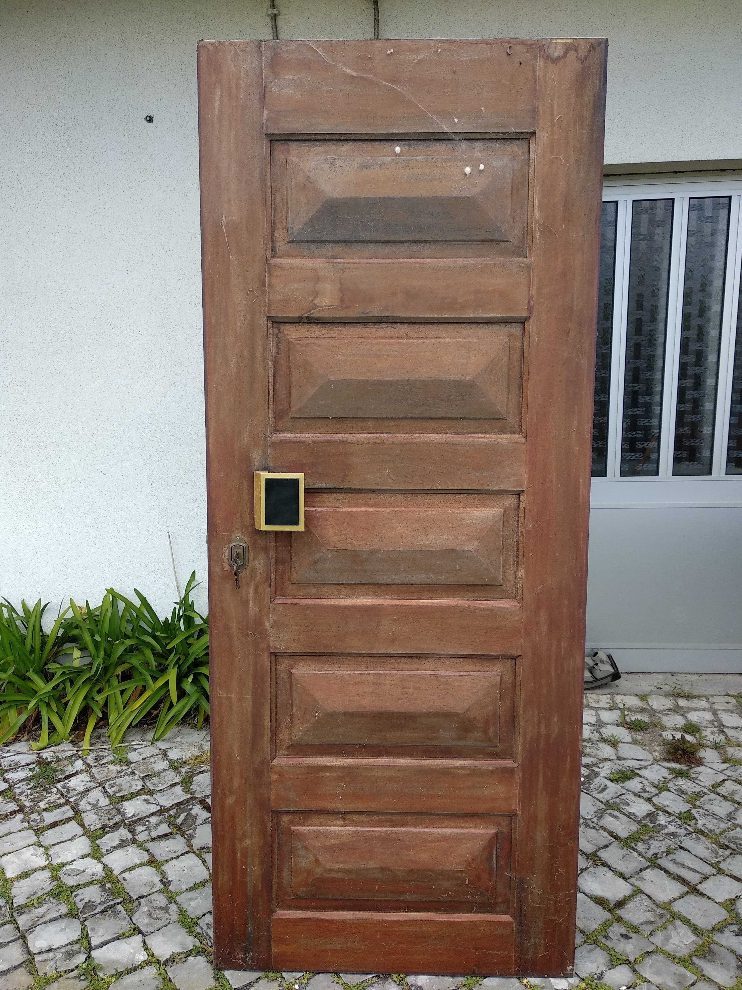 Portas e janelas em madeira mansiva