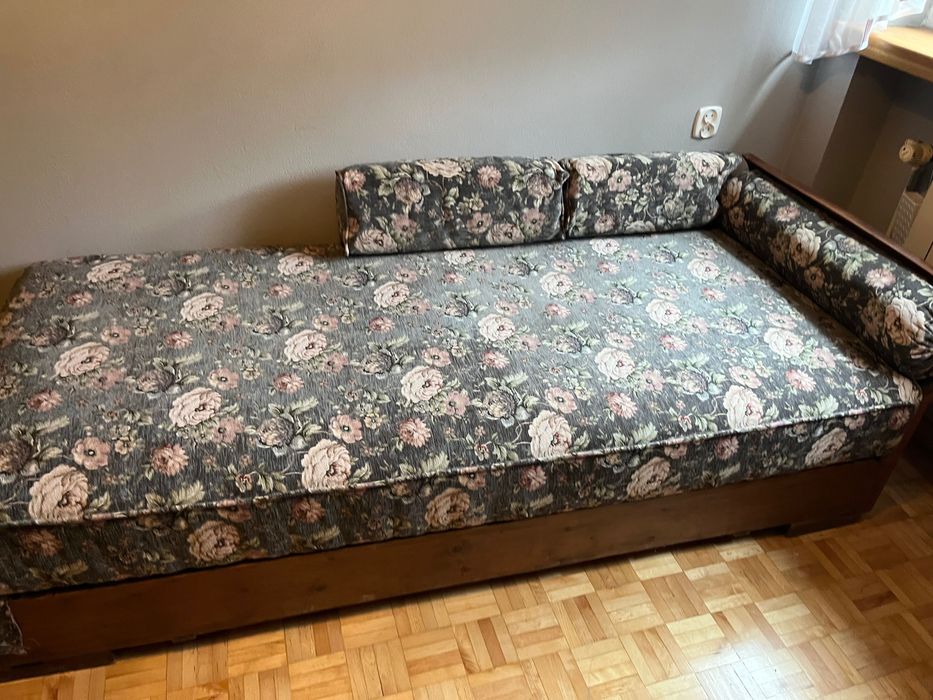 Stara sofa , tapczanik .