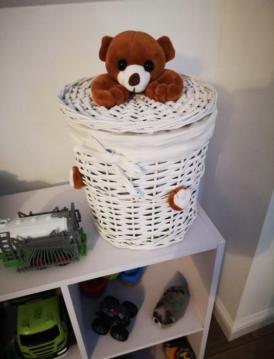 Uroczy kosz wiklinowy z misiem idealny do pokoju dziecka lub łazienki