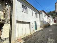 Magnifica Moradia com varanda e terreno em Açoreira Torre de Moncorvo.