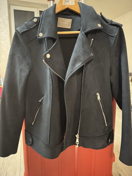 Жіноча куртка, темно синього кольору