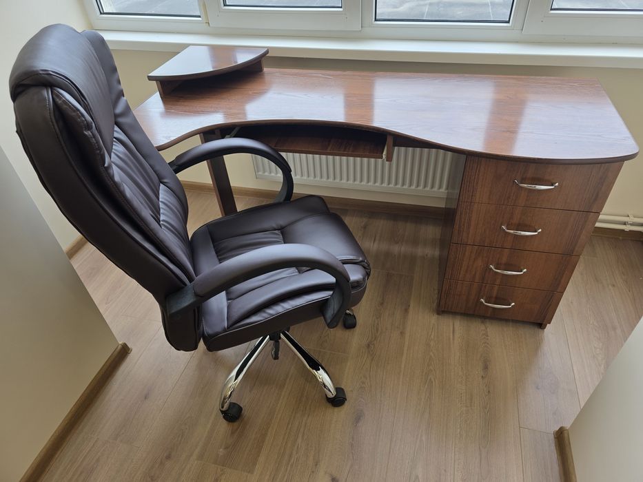 Стіл,крісло комп'ютерне,компютер.4000тис.