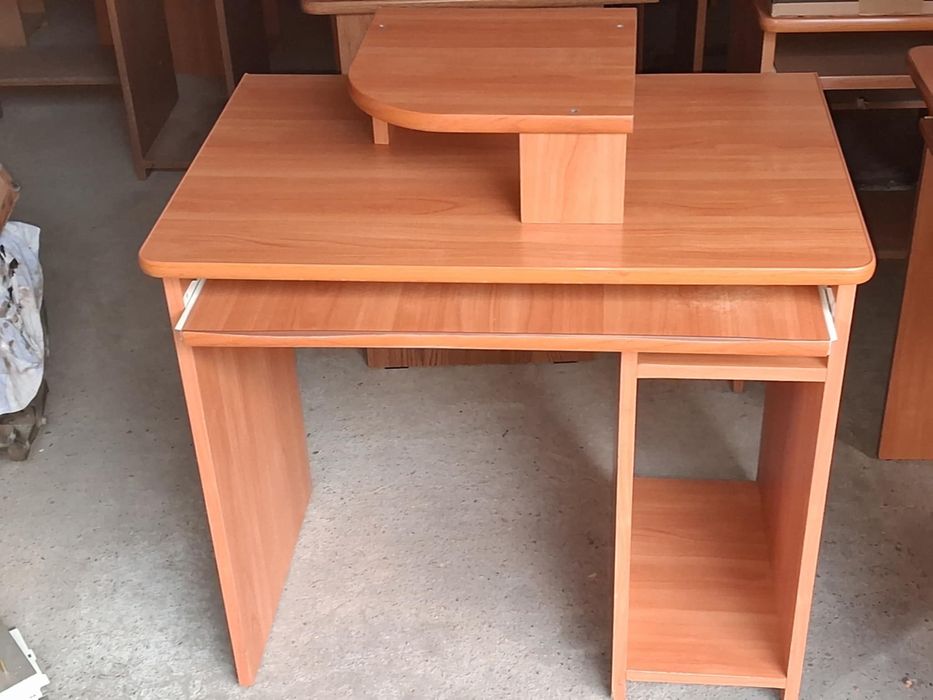 Biurka komputerowe z wysuwaną półka na klawiatura mozliwy transport