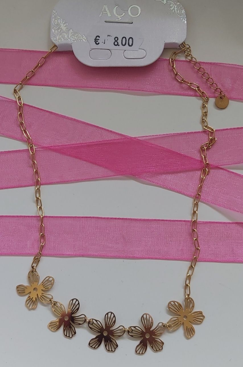 Colar dourado, em aço, com 5 flores. Tem extensor