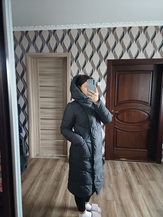 Довгий зимовий пуховик