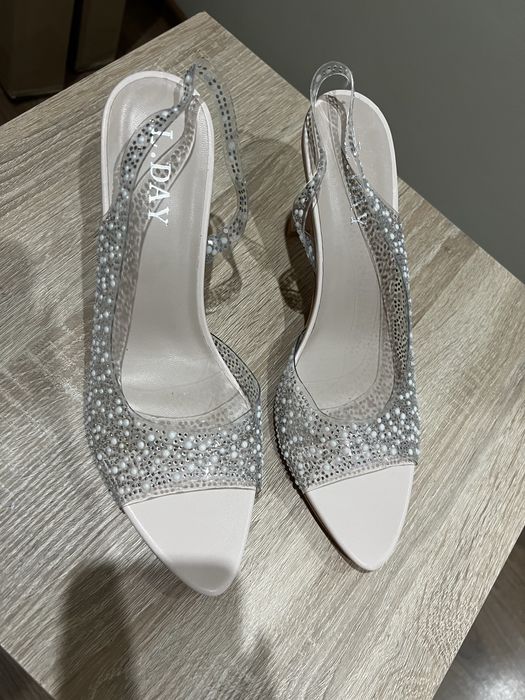 Blyszczace buty na obcasie