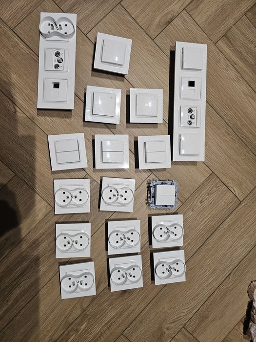 Kontakty i włączniki firmy Simon