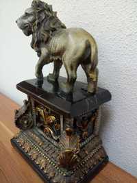 Скульптурное изображение "Лев на пьедестале "