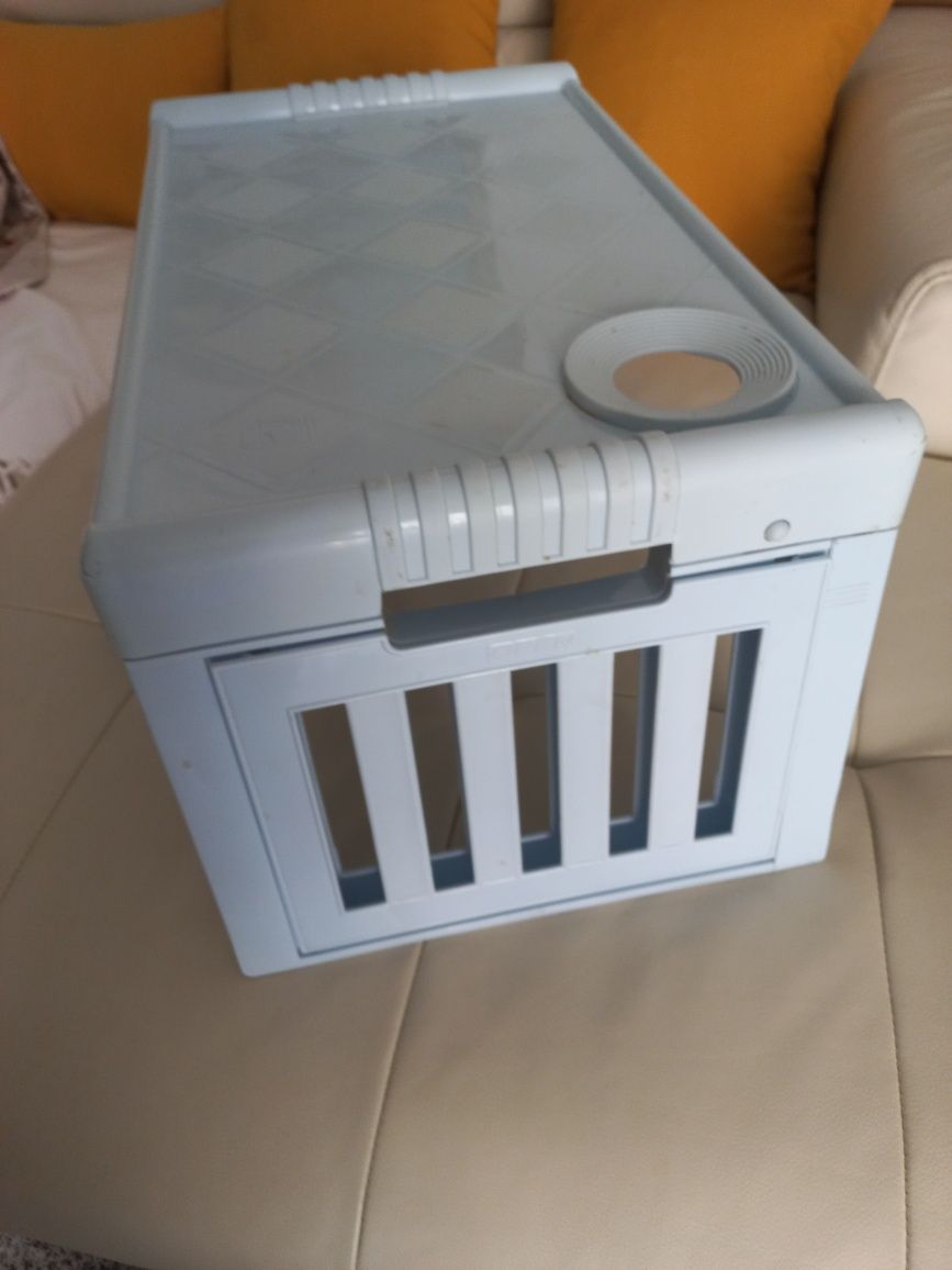 Tabuleiro em plástico  rijo,ideal pra  comer no sofá  ou na cama.