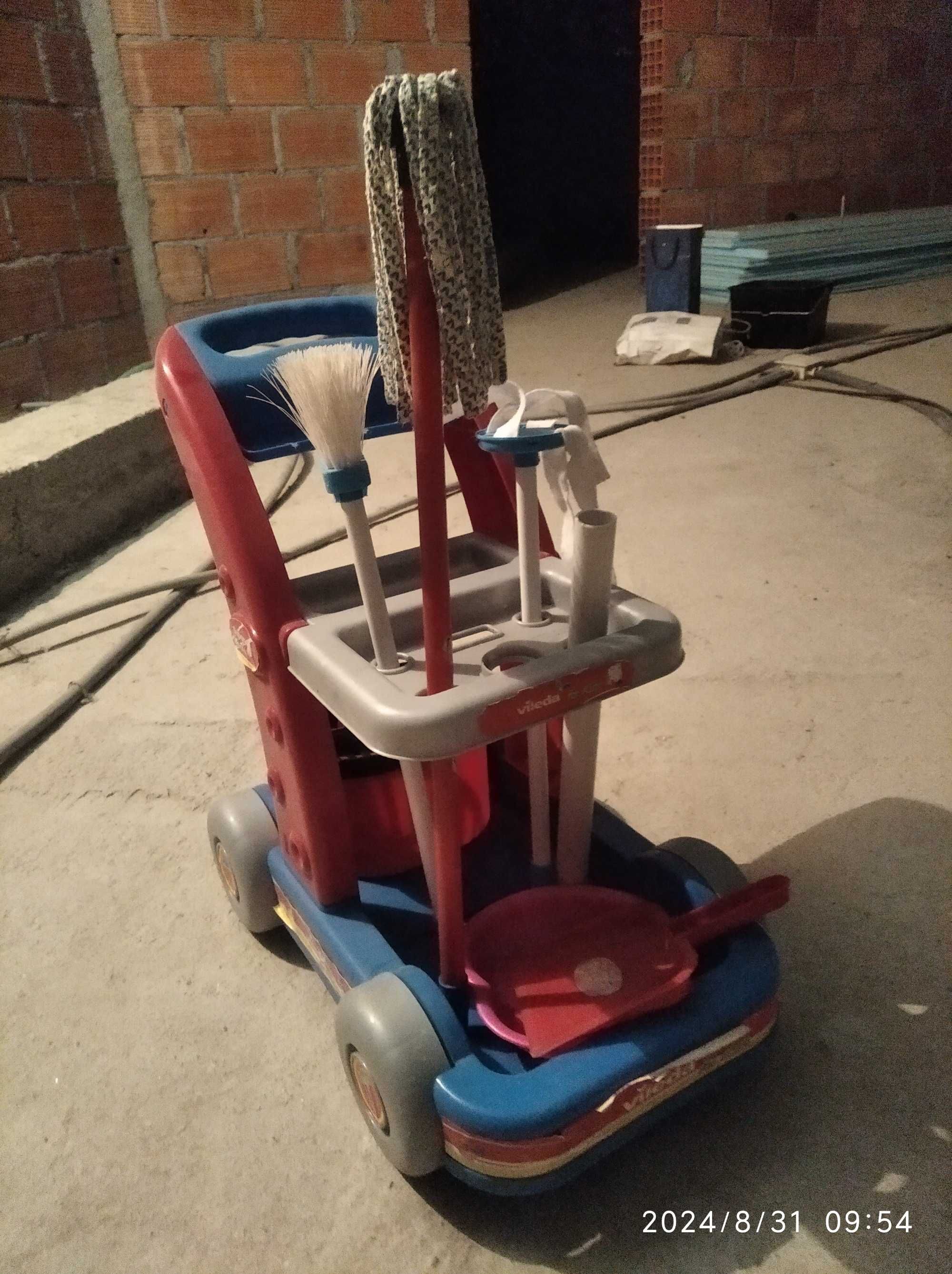 carrinho com balde e esfregonas de brincar para criança.