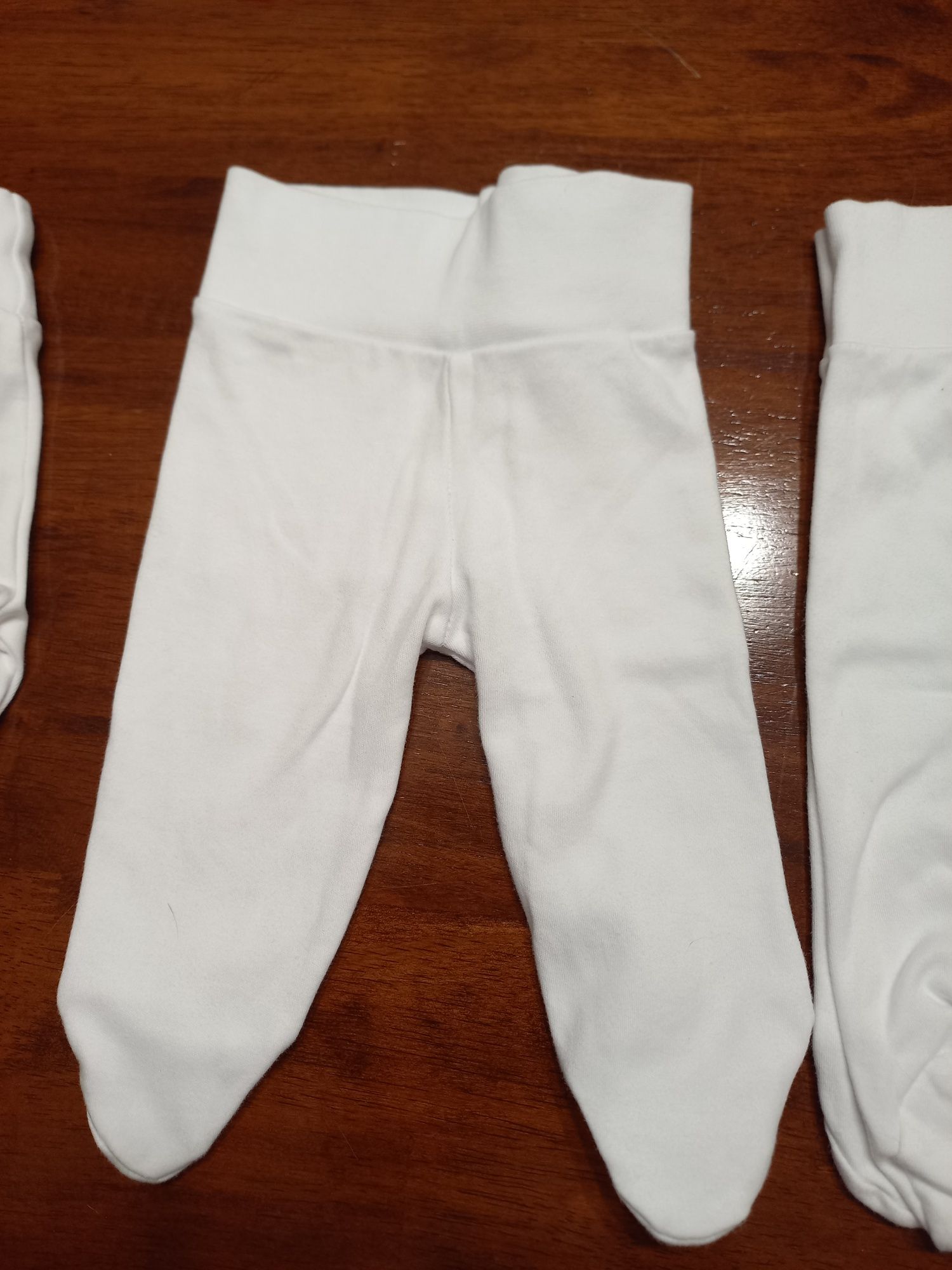 4 calças brancas com pé (1-3meses)

As calças são unisexo, não tem qua