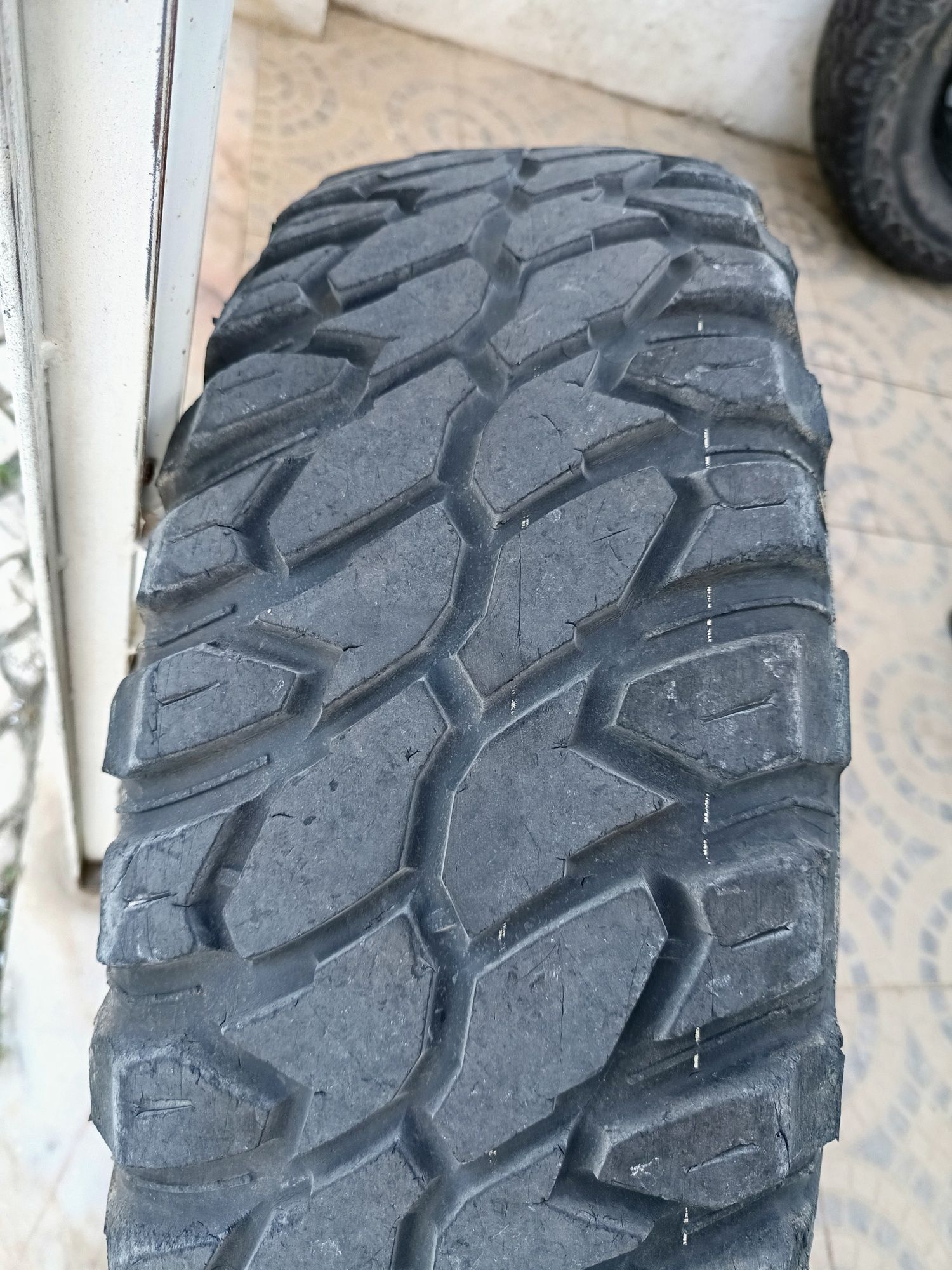 Jantes e pneus  265x75r16 UMM