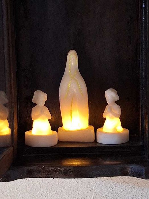 Santas e anjos estilizados com luz interior