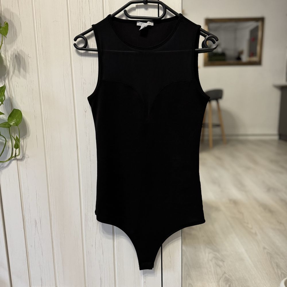 Czarne eleganckie body z dużym dekoltem i siateczką