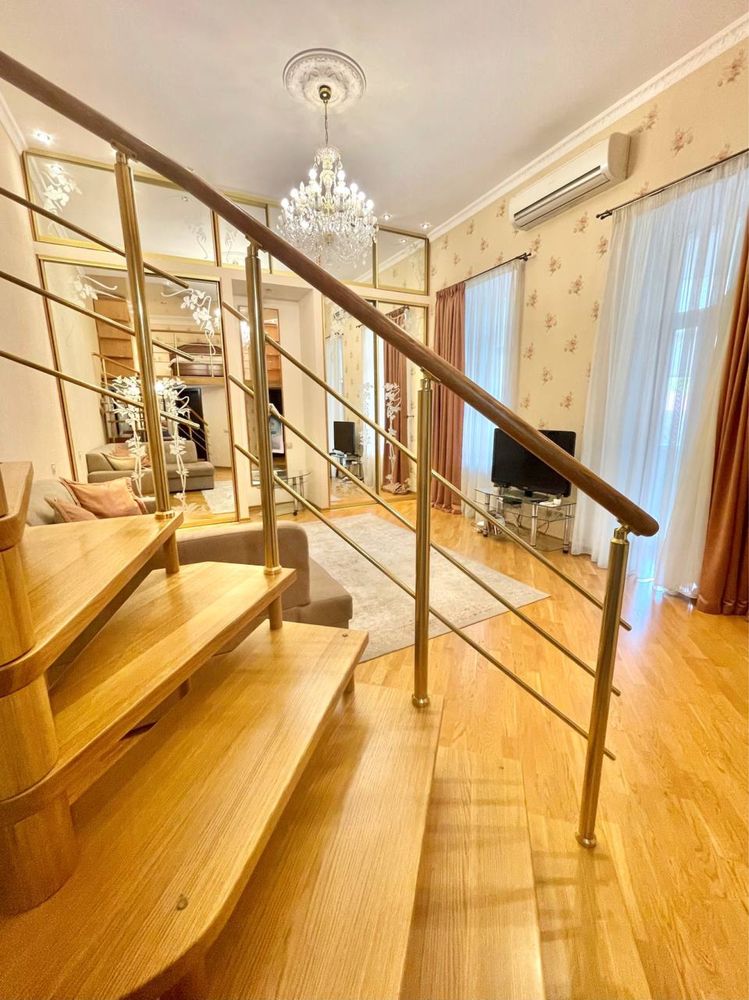 Подобова оренда квартири.  Центр.  ЦУМ.  Пушкінська 9. Метро Театральна