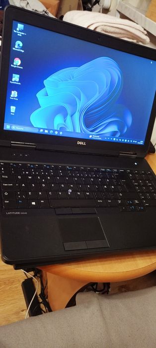 Dell e5540 i3 8gb ram 256 GB SSD windows 11