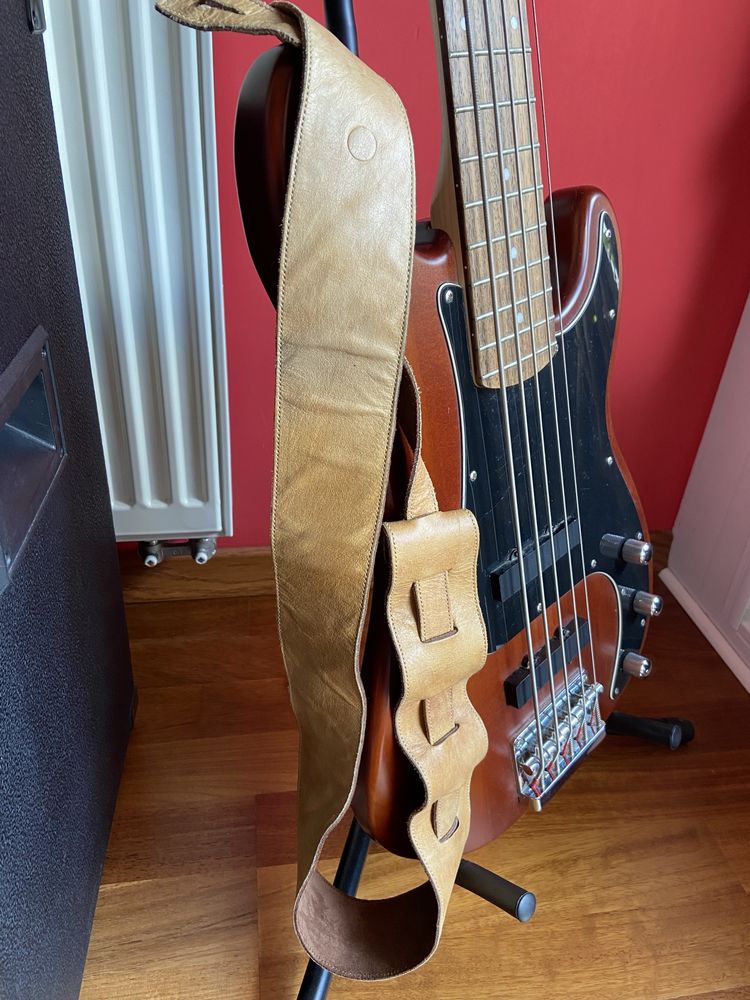 Gitara bassowa Squire Precision Bass 5 strun