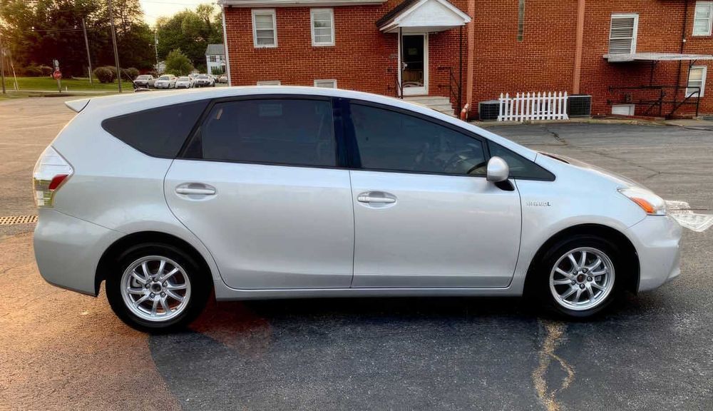 Toyota Prius v Five      2014