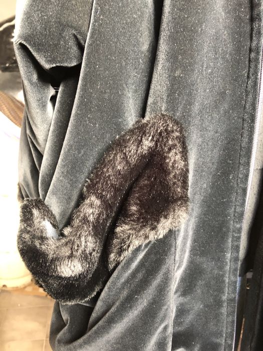 Casaco 3/4 Veludo Preto Gola e Punhos Pelo