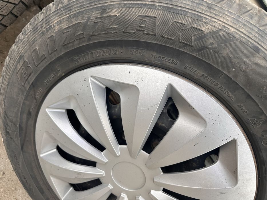 Шини на металевих дисках, зимові. Bridgestone, 215/70 R16