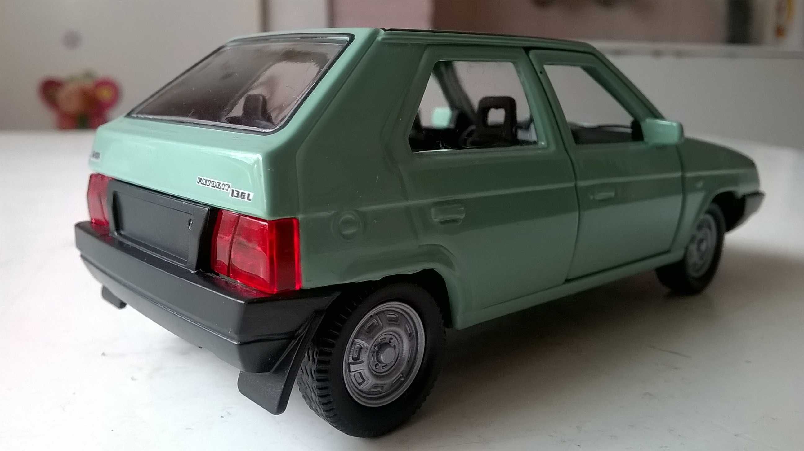 SKODA Favorit - model w wersji sedan; skala 1:43; metalowo-plastikowy