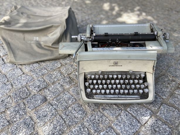 Maquina antiga de escrever, em funcionamento. Ideal para decoracao