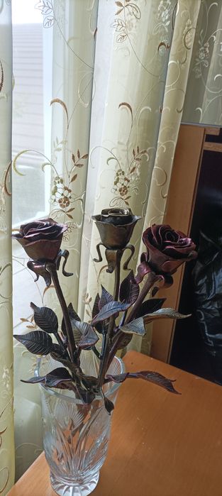 Розы выкованные из металла