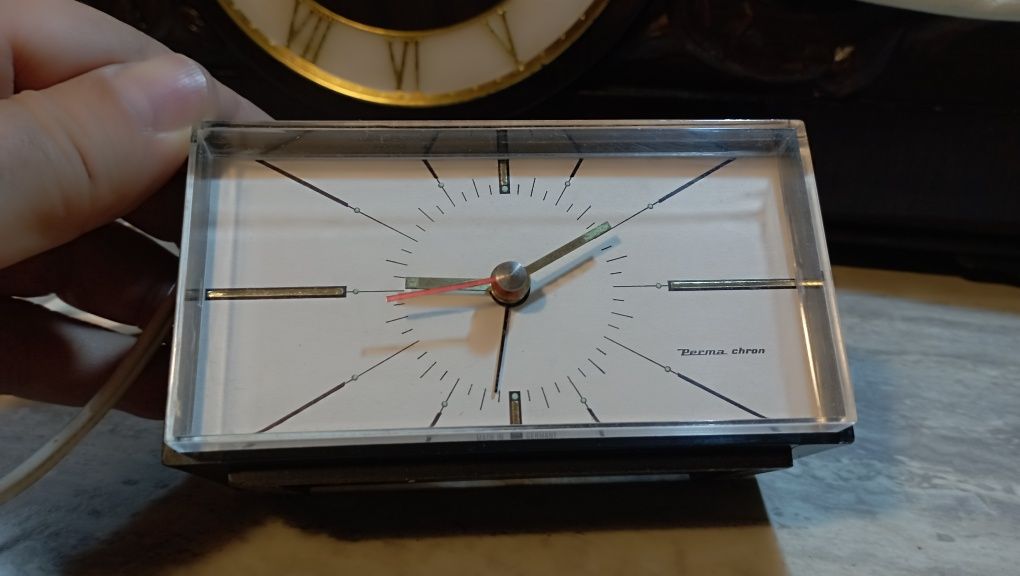 Zegar budzik Niemieckiej produkcji Perma chron 220 V . Sprawny