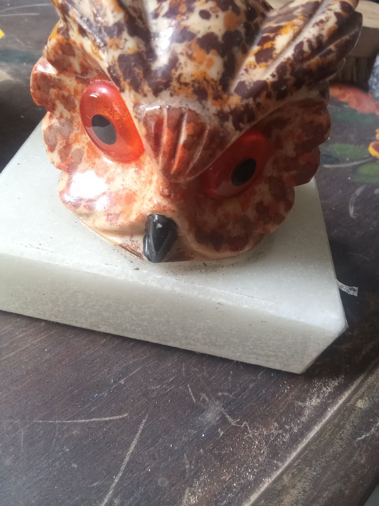 Coruja em porcelana.