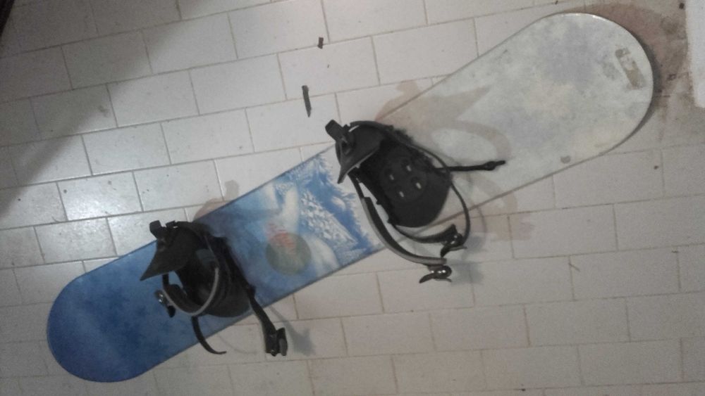 Snowboard em boas condiçïoes