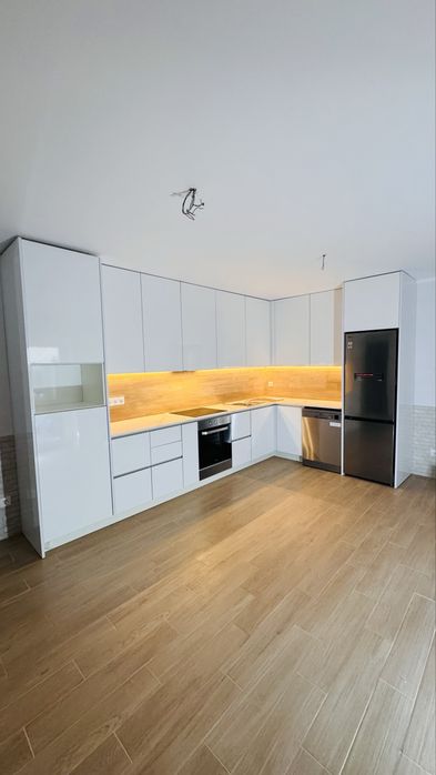 Cozinhas,roupeiros,chao flutuante,portas, painel ripado.