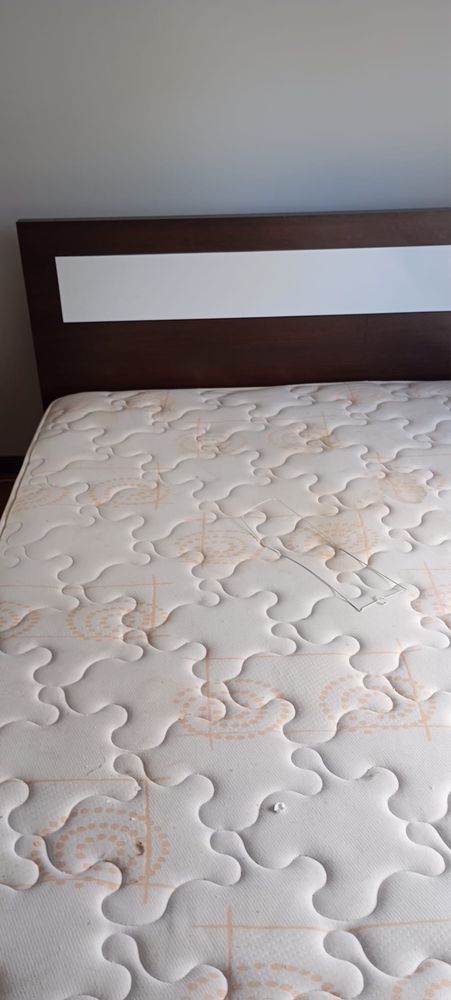 Cama, cabeceira, secretaria, estante