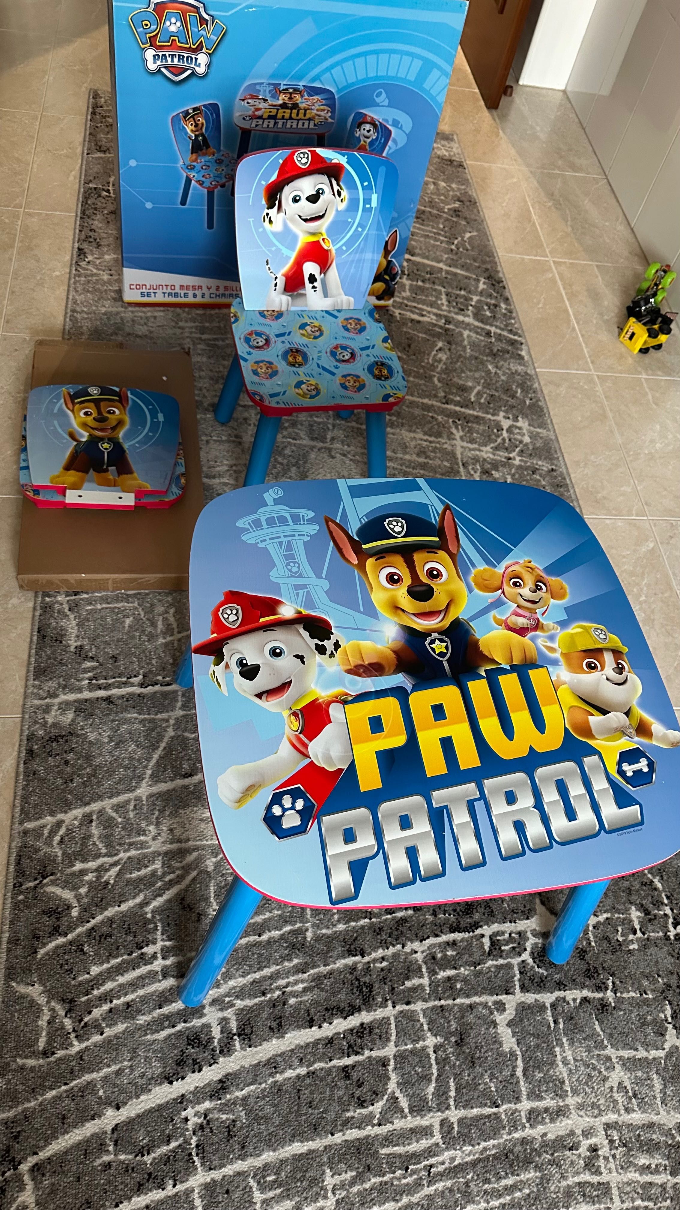 mesa pata da patrulha infantil e duas cadeiras,