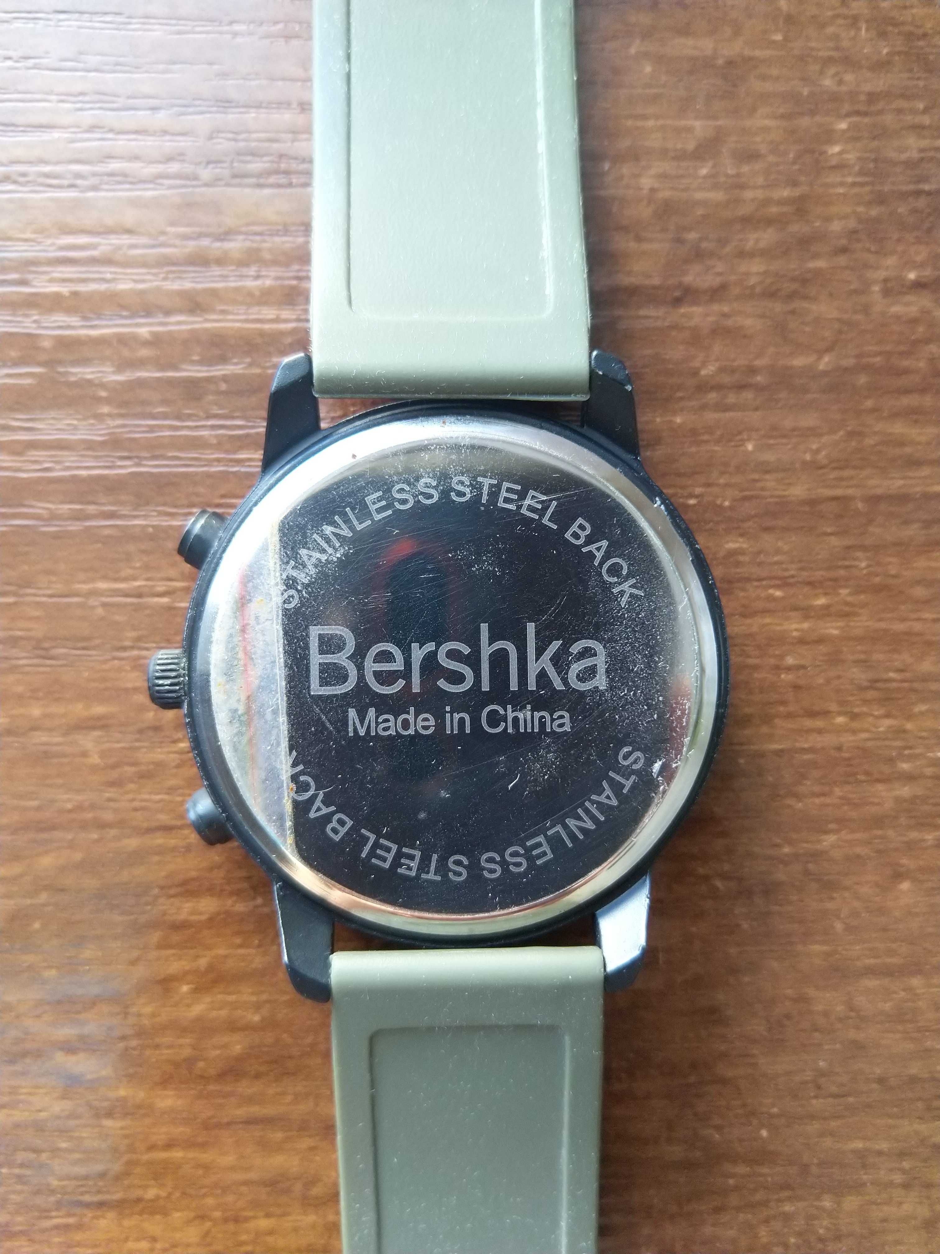 Zegarek męski Bershka z silikonowym paskiem w kolorze ciemnozielonym