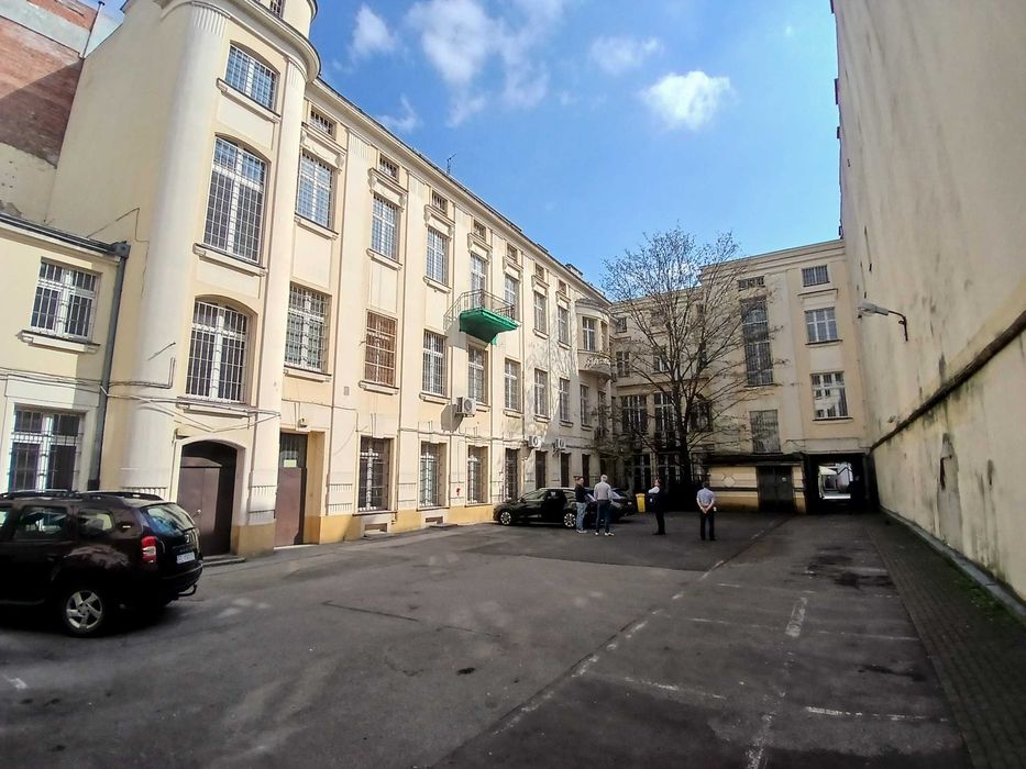 Miejsca postojowe na wynajem na dziedzińcu Piotrkowska 57 Łódź