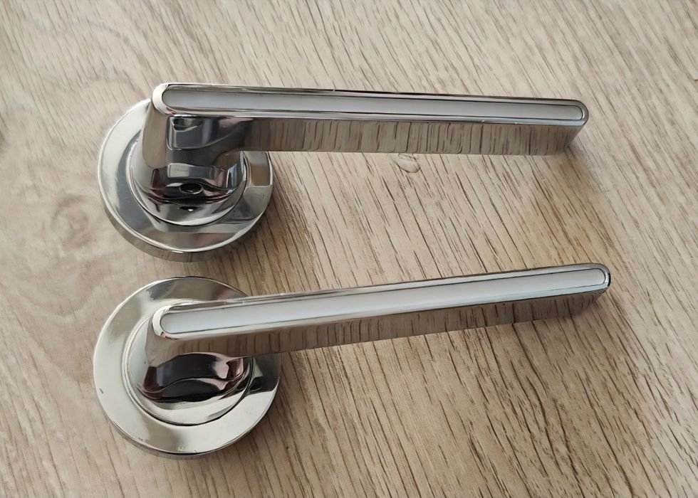 Klamki do drzwi wewnętrznych uszkodzone