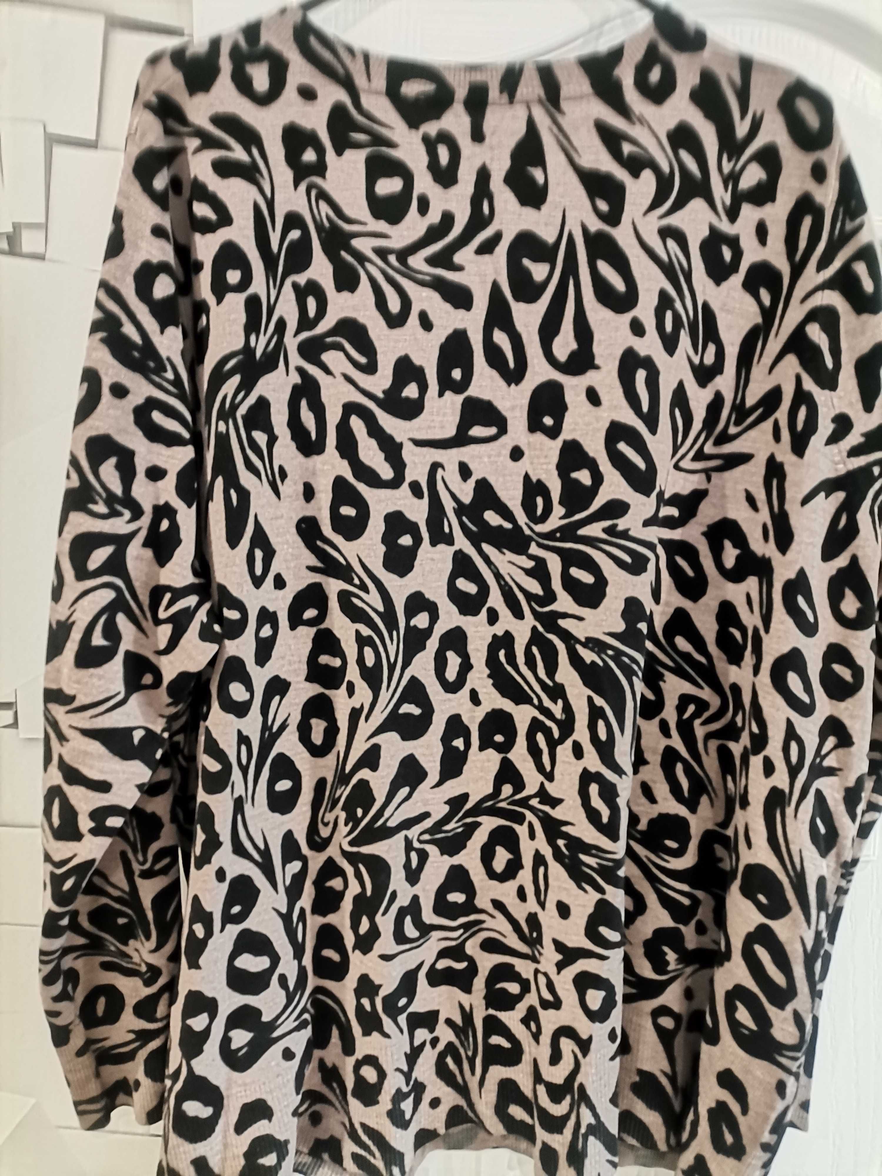 Sweter z motywem wzorzystym