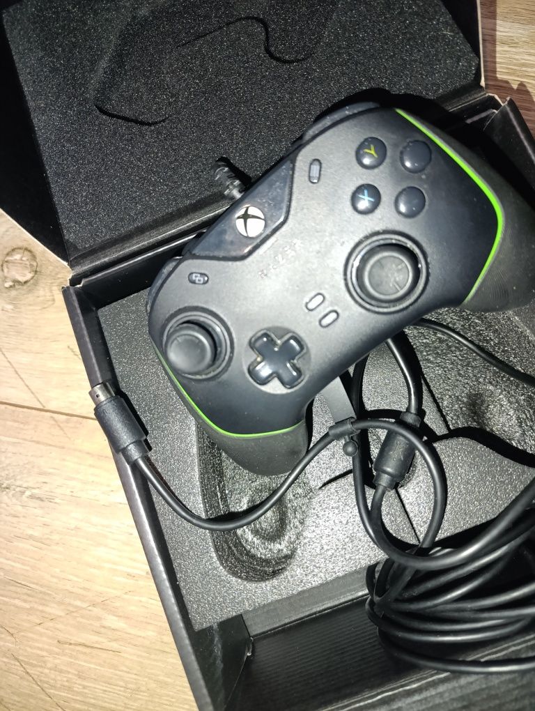 Kontroler do gier Razer Wolverine V2 z kablem