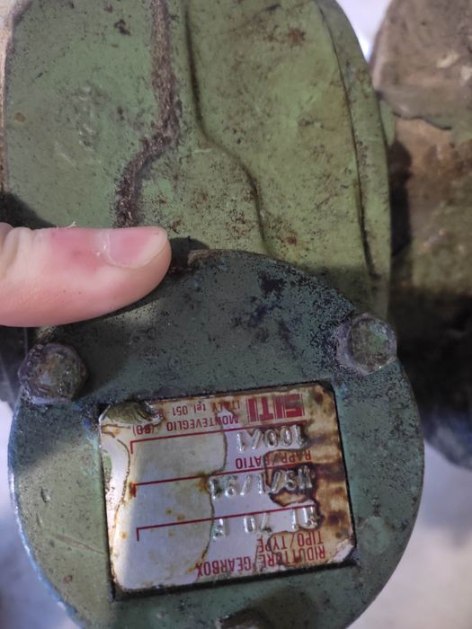 Електродвигун із редуктором електодвигатель