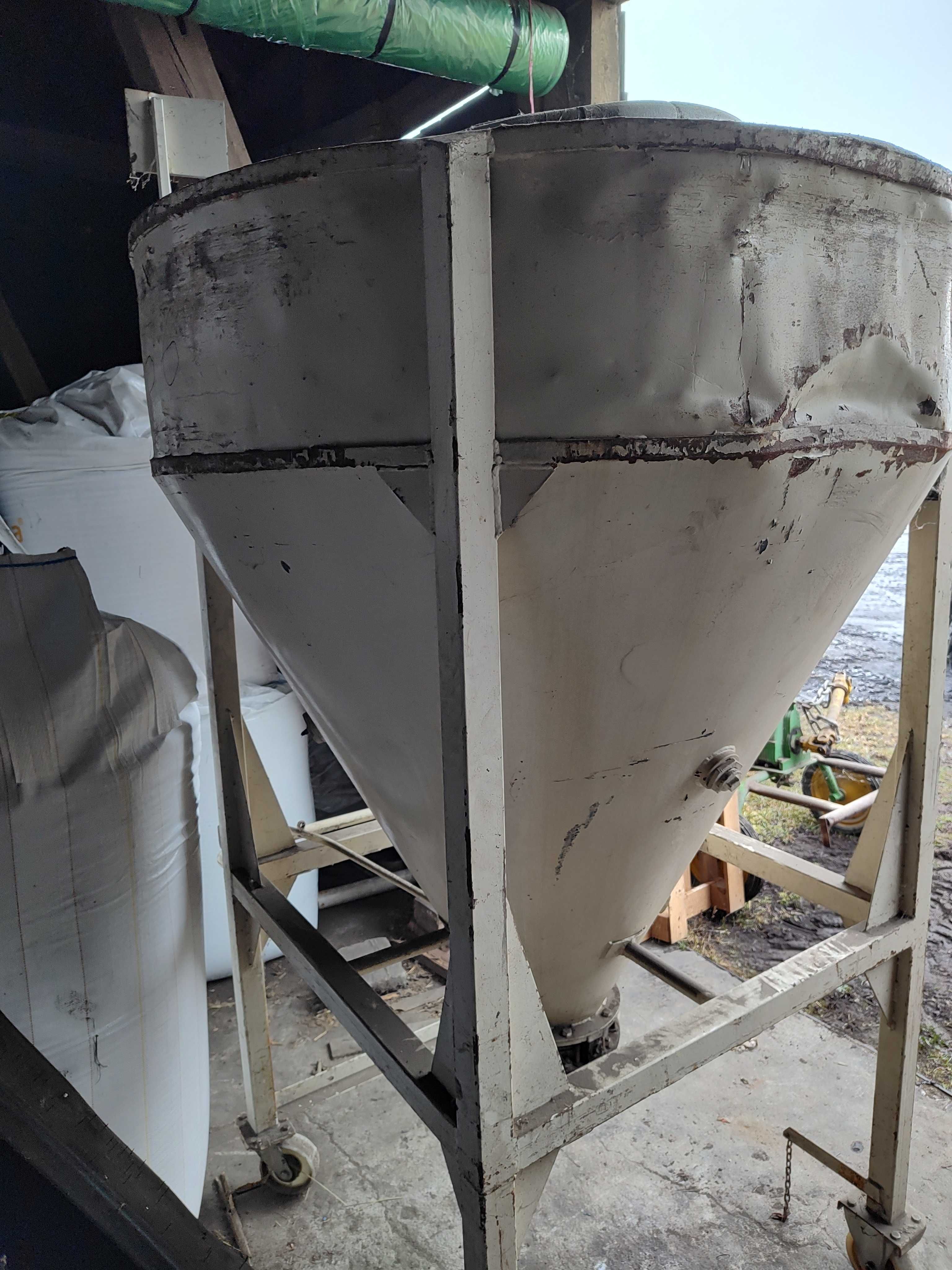 Silos na pasze, materiały sypkie. Mobilny na kołach
